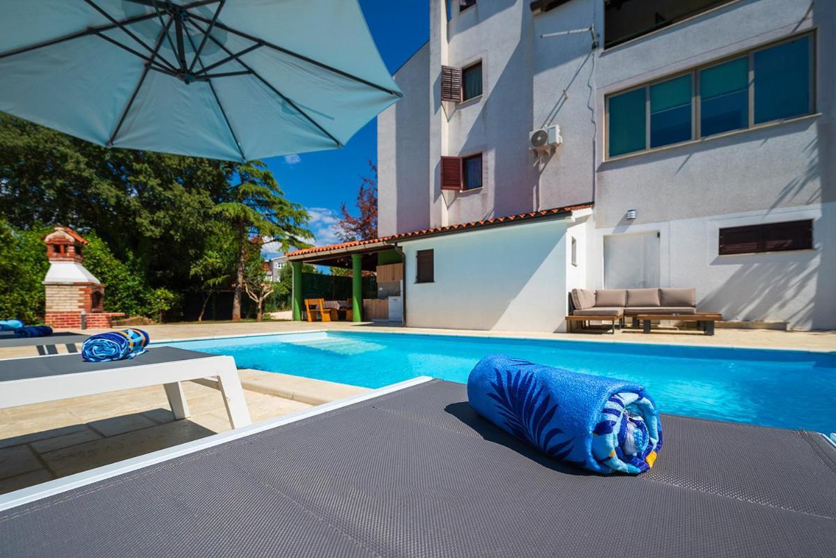 Big Swimming Pool Monvidal Apartment Pula